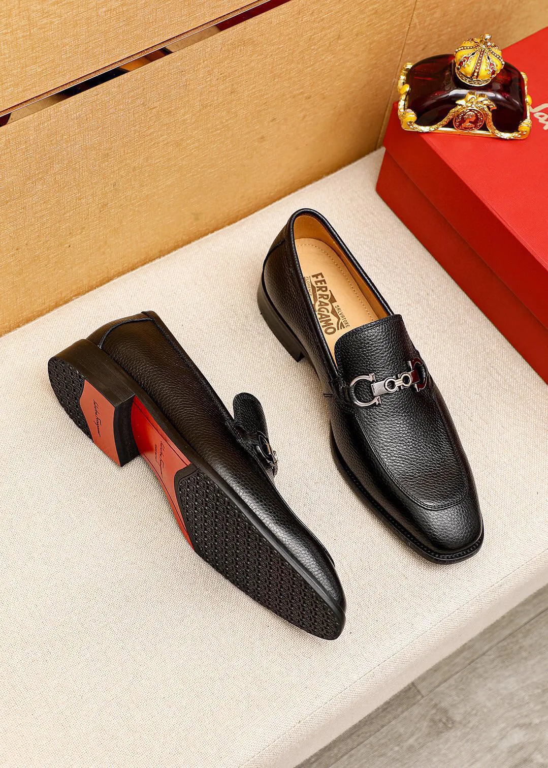 Men's shoes 💰460 💐 Product trademark: Ferragamo "Ferragamo" casual leather shoes Regular size: 38-44 (45🉑️customized) Product materials: Selected imported first-layer pebbled calfskin upper + luxury hardware buckle, imported water-dyed cow leather lining. Strong three-dimensional visual effect, original combination outsole Color: 2⃣️colors available